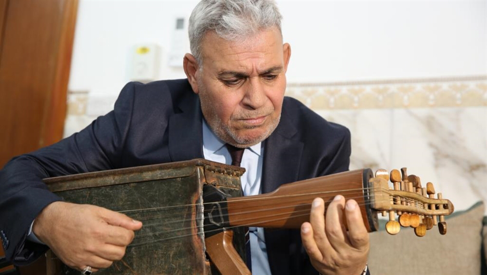 عراقي يحول بندقية إلى آلة موسيقية