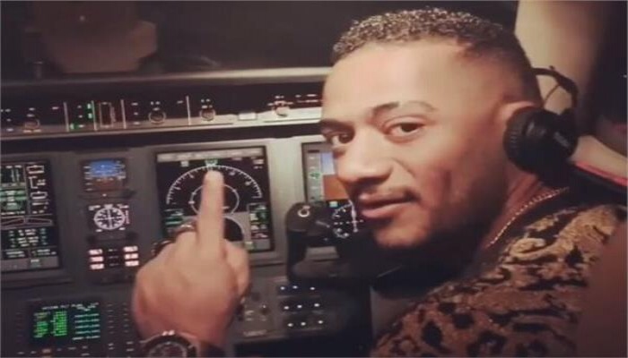 محمد رمضان يقود طائرة مدنية